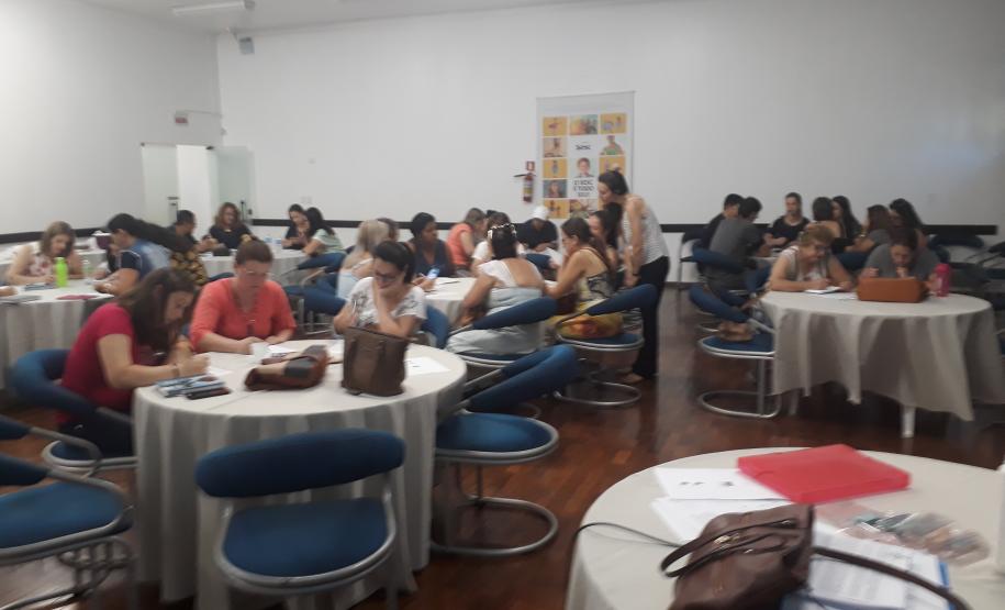 Cerca de 70 professores da Rede Estadual concluíram, no dia 30/10, o curso “Os Descritores na Prova Paraná”, ofertado pelo Núcleo Regional de Educação de Campo Mourão e ministrado pelas técnicas Fabíola Araújo, Giselli Martins e Sara Romeiro.  O curso foi realizado em três encontros (setembro, outubro e novembro), em um total de  24 horas de certificação.