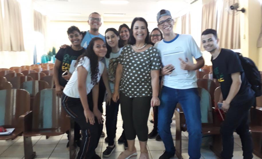 Alunos dos 3ºs  do Ensino Médio e 4ºs anos do Ensino Técnico em Administração do Colégio Estadual de Campo Mourão  assistiram pela manhã, do dia 31/10, um aulão de redação com o objetivo de revisar os principais pontos da prova de redação do ENEM.