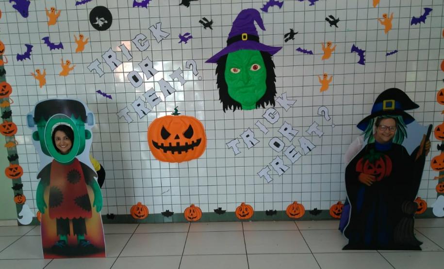 Acredita em Bruxaria? A Química explica o porquê! Química no Pátio do Colégio Estadual Marechal Rondon, realizado especialmente hoje 31/10, Halloween, em homenagem às Bruxas, essas mulheres empoderadas, insubordinadas, conhecedoras das ervas e dos mistérios da natureza. Tinham sabedoria da ancestralidade, curavam doenças, contavam histórias, tinham visões, sonhos e intuições. Eram apenas mulheres, mas a humanidade sempre teve medo de mulheres que voam.