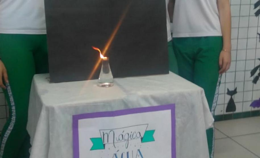 Acredita em Bruxaria? A Química explica o porquê! Química no Pátio do Colégio Estadual Marechal Rondon, realizado especialmente hoje 31/10, Halloween, em homenagem às Bruxas, essas mulheres empoderadas, insubordinadas, conhecedoras das ervas e dos mistérios da natureza. Tinham sabedoria da ancestralidade, curavam doenças, contavam histórias, tinham visões, sonhos e intuições. Eram apenas mulheres, mas a humanidade sempre teve medo de mulheres que voam.