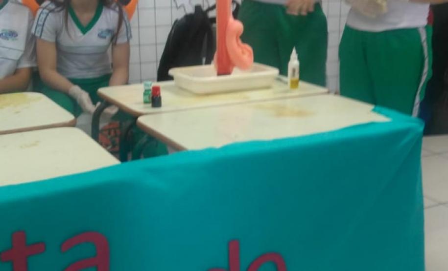 Acredita em Bruxaria? A Química explica o porquê! Química no Pátio do Colégio Estadual Marechal Rondon, realizado especialmente hoje 31/10, Halloween, em homenagem às Bruxas, essas mulheres empoderadas, insubordinadas, conhecedoras das ervas e dos mistérios da natureza. Tinham sabedoria da ancestralidade, curavam doenças, contavam histórias, tinham visões, sonhos e intuições. Eram apenas mulheres, mas a humanidade sempre teve medo de mulheres que voam.