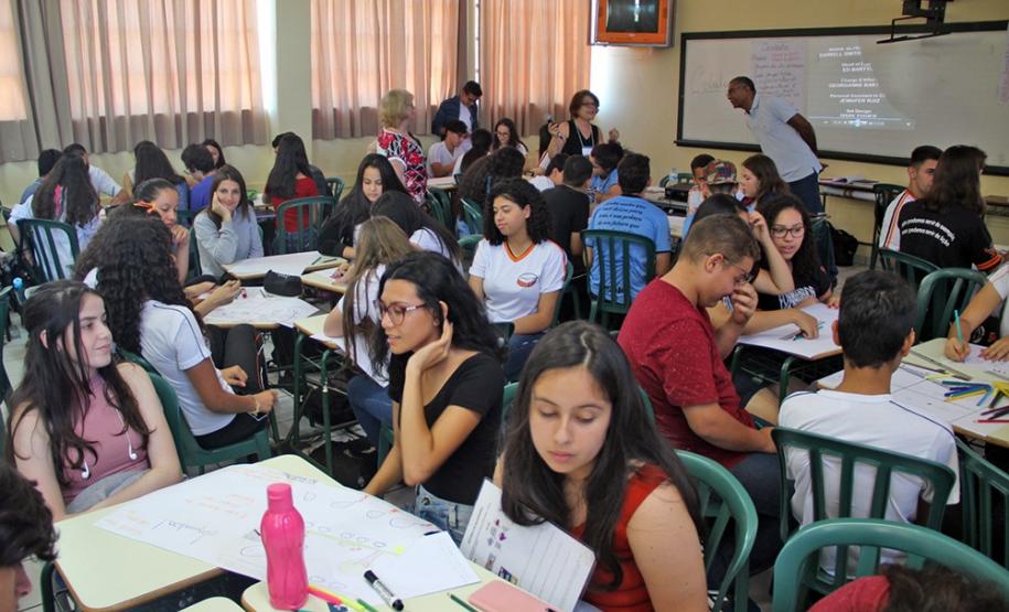 Mais de 100 estudantes dos primeiros e segundos anos do Ensino Médio de escolas de Campo Mourão e do Colégio Machado de Assis, de Barbosa Ferraz participaram nesta terça-feira (12) do Programa “Desenhe seu Futuro” do projeto “Desafio Sebrae”, no Colégio Estadual de Campo Mourão. O principal objetivo da ação , realizada em conjunto com o Núcleo Regional de Educação de Campo Mourão, é levar o empreendedorismo aos alunos.