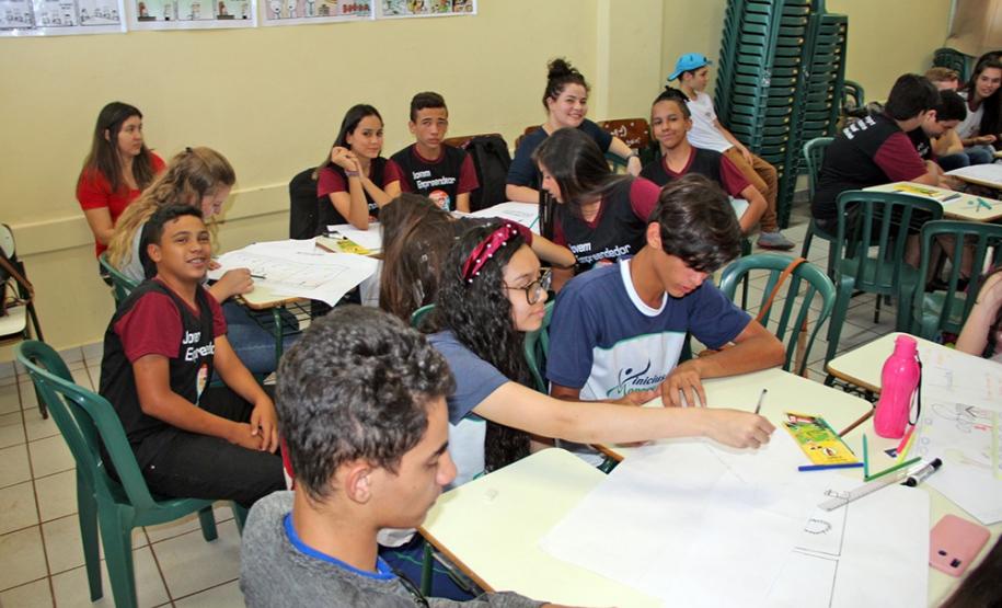 Mais de 100 estudantes dos primeiros e segundos anos do Ensino Médio de escolas de Campo Mourão e do Colégio Machado de Assis, de Barbosa Ferraz participaram nesta terça-feira (12) do Programa “Desenhe seu Futuro” do projeto “Desafio Sebrae”, no Colégio Estadual de Campo Mourão. O principal objetivo da ação , realizada em conjunto com o Núcleo Regional de Educação de Campo Mourão, é levar o empreendedorismo aos alunos.