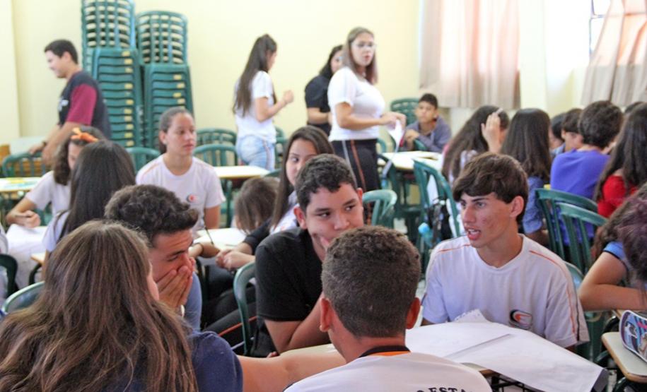 Mais de 100 estudantes dos primeiros e segundos anos do Ensino Médio de escolas de Campo Mourão e do Colégio Machado de Assis, de Barbosa Ferraz participaram nesta terça-feira (12) do Programa “Desenhe seu Futuro” do projeto “Desafio Sebrae”, no Colégio Estadual de Campo Mourão. O principal objetivo da ação , realizada em conjunto com o Núcleo Regional de Educação de Campo Mourão, é levar o empreendedorismo aos alunos.