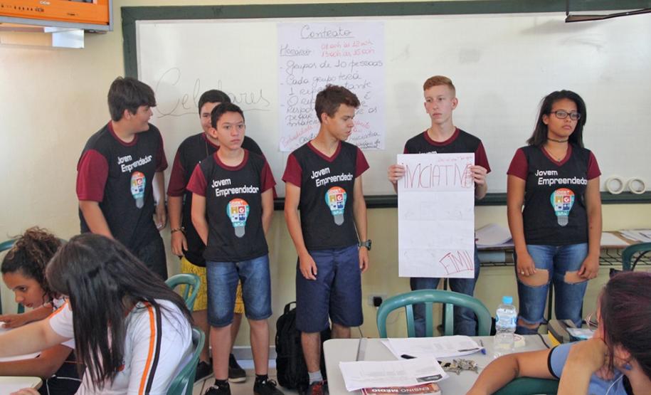 Mais de 100 estudantes dos primeiros e segundos anos do Ensino Médio de escolas de Campo Mourão e do Colégio Machado de Assis, de Barbosa Ferraz participaram nesta terça-feira (12) do Programa “Desenhe seu Futuro” do projeto “Desafio Sebrae”, no Colégio Estadual de Campo Mourão. O principal objetivo da ação , realizada em conjunto com o Núcleo Regional de Educação de Campo Mourão, é levar o empreendedorismo aos alunos.