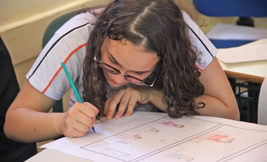 Mais de 100 estudantes dos primeiros e segundos anos do Ensino Médio de escolas de Campo Mourão e do Colégio Machado de Assis, de Barbosa Ferraz participaram nesta terça-feira (12) do Programa “Desenhe seu Futuro” do projeto “Desafio Sebrae”, no Colégio Estadual de Campo Mourão. O principal objetivo da ação , realizada em conjunto com o Núcleo Regional de Educação de Campo Mourão, é levar o empreendedorismo aos alunos.