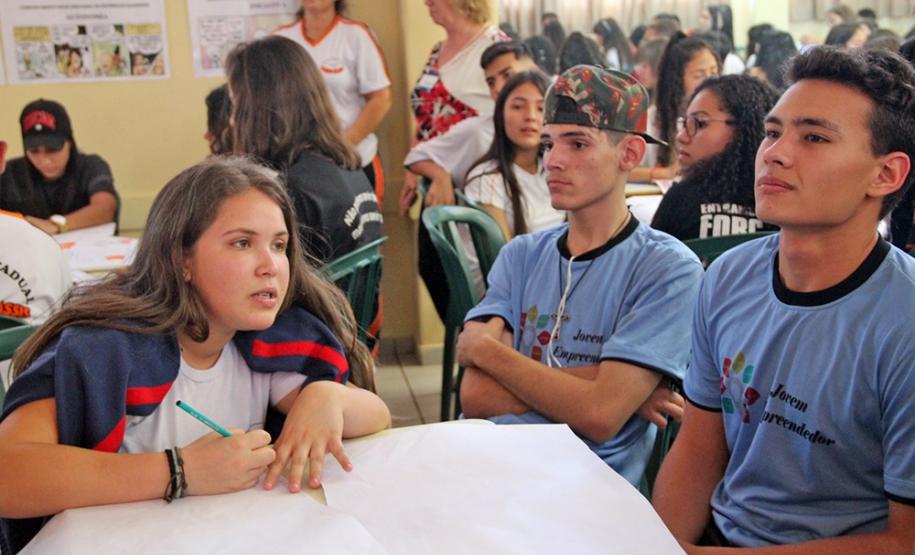 Mais de 100 estudantes dos primeiros e segundos anos do Ensino Médio de escolas de Campo Mourão e do Colégio Machado de Assis, de Barbosa Ferraz participaram nesta terça-feira (12) do Programa “Desenhe seu Futuro” do projeto “Desafio Sebrae”, no Colégio Estadual de Campo Mourão. O principal objetivo da ação , realizada em conjunto com o Núcleo Regional de Educação de Campo Mourão, é levar o empreendedorismo aos alunos.