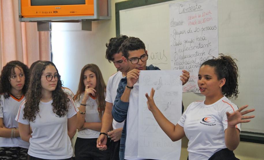 Mais de 100 estudantes dos primeiros e segundos anos do Ensino Médio de escolas de Campo Mourão e do Colégio Machado de Assis, de Barbosa Ferraz participaram nesta terça-feira (12) do Programa “Desenhe seu Futuro” do projeto “Desafio Sebrae”, no Colégio Estadual de Campo Mourão. O principal objetivo da ação , realizada em conjunto com o Núcleo Regional de Educação de Campo Mourão, é levar o empreendedorismo aos alunos.