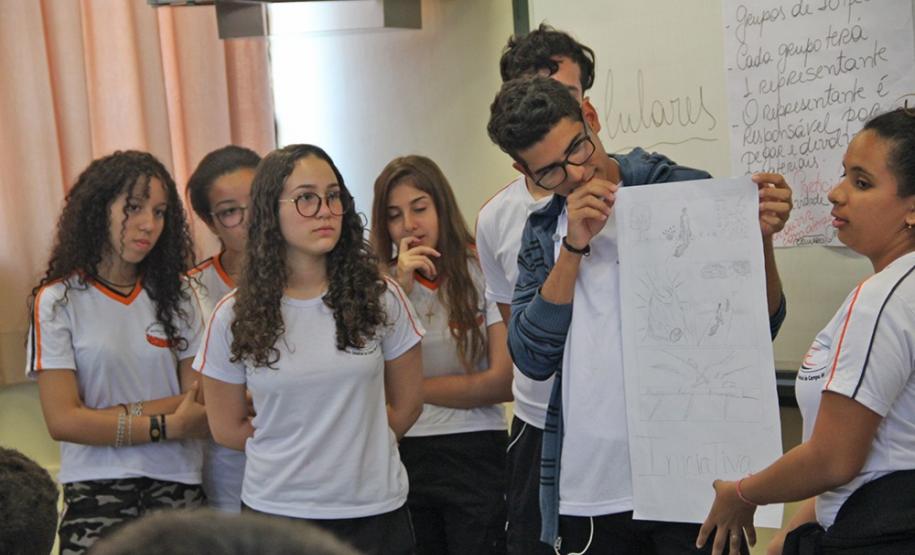 Mais de 100 estudantes dos primeiros e segundos anos do Ensino Médio de escolas de Campo Mourão e do Colégio Machado de Assis, de Barbosa Ferraz participaram nesta terça-feira (12) do Programa “Desenhe seu Futuro” do projeto “Desafio Sebrae”, no Colégio Estadual de Campo Mourão. O principal objetivo da ação , realizada em conjunto com o Núcleo Regional de Educação de Campo Mourão, é levar o empreendedorismo aos alunos. Leia mais...