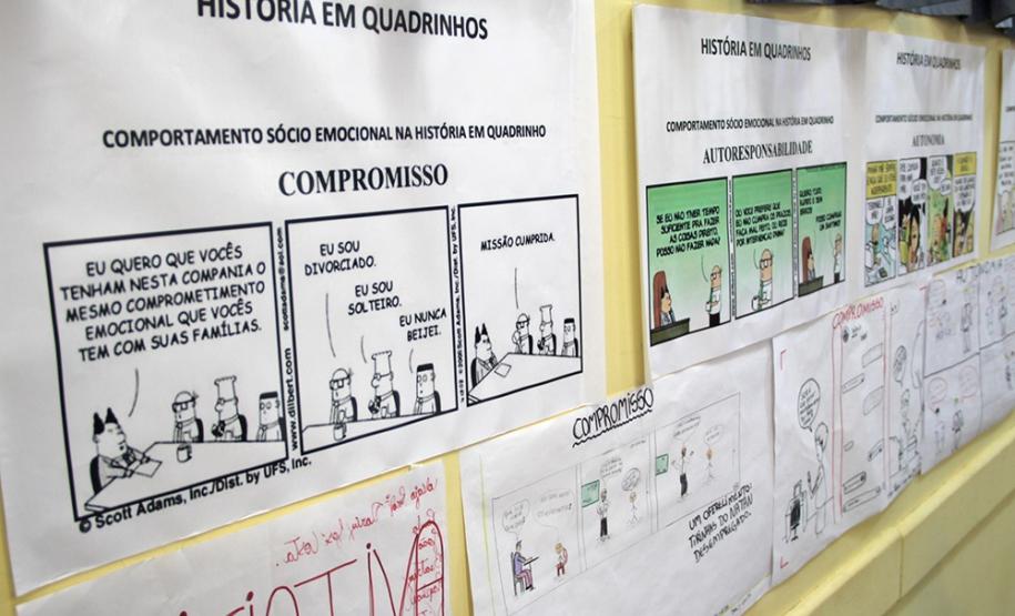 Mais de 100 estudantes dos primeiros e segundos anos do Ensino Médio de escolas de Campo Mourão e do Colégio Machado de Assis, de Barbosa Ferraz participaram nesta terça-feira (12) do Programa “Desenhe seu Futuro” do projeto “Desafio Sebrae”, no Colégio Estadual de Campo Mourão. O principal objetivo da ação , realizada em conjunto com o Núcleo Regional de Educação de Campo Mourão, é levar o empreendedorismo aos alunos.