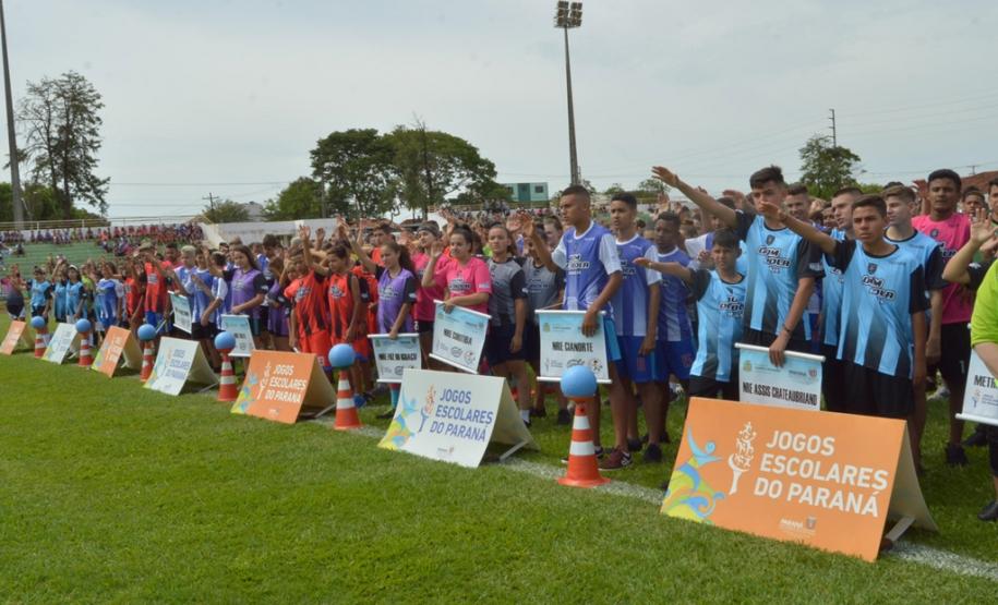 Manhã de quarta-feira, dia 13, movimentadíssima na cidade sede em Campo Mourão do 66º Jogos Escolares do Paraná – JEPS Bom de Bola Fase Final com a abertura oficial realizada no Estádio Municipal Roberto Brzezinski contando com as presenças de mais de 1.400 participantes, entre alunos-atletas, árbitros, coordenadores técnicos, professores de educação física e organizadores.