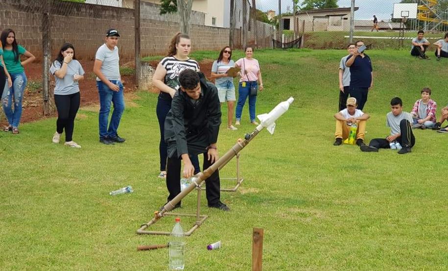No dia 13/11/2019, no C.E. Santos Dumont, município de Campina da Lagoa, em parceria com a UTFPR – campus de Campo Mourão, aconteceu o “Dia da Astronomia na Escola”, o qual faz parte de um projeto global da União Internacional Astronômica em comemoração aos seus 100 anos (IAU100), com a visão de mobilizar a comunidade astronômica para organizar atividades na escola