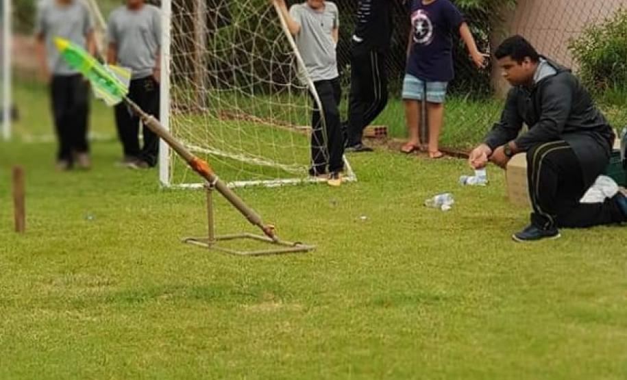 No dia 13/11/2019, no C.E. Santos Dumont, município de Campina da Lagoa, em parceria com a UTFPR – campus de Campo Mourão, aconteceu o “Dia da Astronomia na Escola”, o qual faz parte de um projeto global da União Internacional Astronômica em comemoração aos seus 100 anos (IAU100), com a visão de mobilizar a comunidade astronômica para organizar atividades na escola