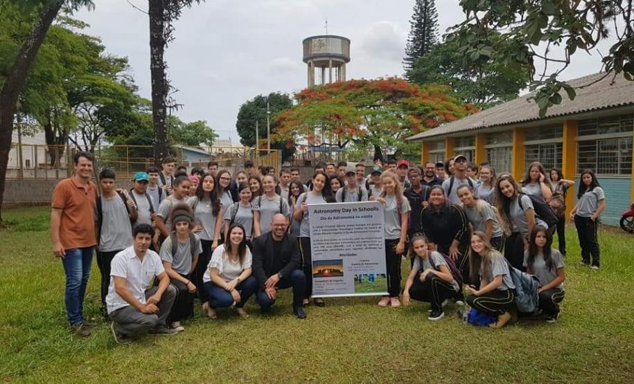 No dia 13/11/2019, no C.E. Santos Dumont, município de Campina da Lagoa, em parceria com a UTFPR – campus de Campo Mourão, aconteceu o “Dia da Astronomia na Escola”, o qual faz parte de um projeto global da União Internacional Astronômica em comemoração aos seus 100 anos (IAU100), com a visão de mobilizar a comunidade astronômica para organizar atividades na escola