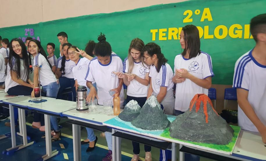 I Mostra de Física do Colégio Estadual Campina da Lagoa No dia 05 de novembro, o Colégio Estadual Campina da Lagoa, município de Campina da Lagoa, sediou a I Mostra de Física. As professoras Aline Raymundo e Taisy Fernandes Vieira sob a supervisão do Prof. Dr. Michel Corci Batista – UTFPR – campus de Campo Mourão organizaram todas as atividades da mostra.