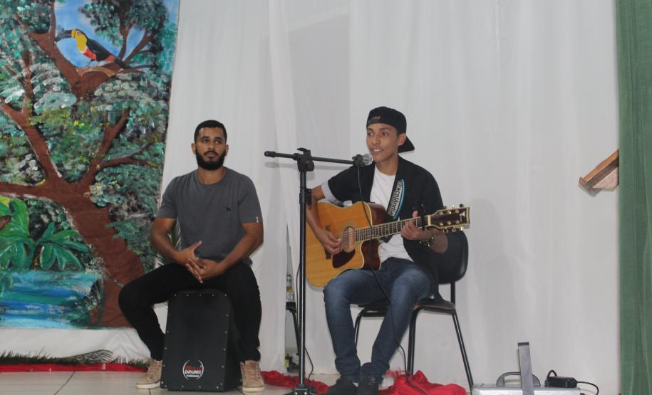 No dia 21/11/2019, na Casa da Cultura, no município de Iretama, aconteceu a II Mostra Cultural da EJA do Colégio Estadual Aníbal Khury, organizada pela Direção, Equipe Pedagógica, Funcionários, Professores e estudantes da modalidade,  a qual tem por objetivo valorizar os trabalhos desenvolvidos ao longo do ano, através do serviço de arte e cultura e dos demais segmentos escolares.