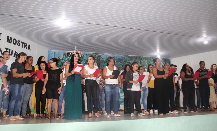 No dia 21/11/2019, na Casa da Cultura, no município de Iretama, aconteceu a II Mostra Cultural da EJA do Colégio Estadual Aníbal Khury, organizada pela Direção, Equipe Pedagógica, Funcionários, Professores e estudantes da modalidade,  a qual tem por objetivo valorizar os trabalhos desenvolvidos ao longo do ano, através do serviço de arte e cultura e dos demais segmentos escolares.