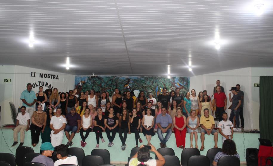 No dia 21/11/2019, na Casa da Cultura, no município de Iretama, aconteceu a II Mostra Cultural da EJA do Colégio Estadual Aníbal Khury, organizada pela Direção, Equipe Pedagógica, Funcionários, Professores e estudantes da modalidade,  a qual tem por objetivo valorizar os trabalhos desenvolvidos ao longo do ano, através do serviço de arte e cultura e dos demais segmentos escolares.