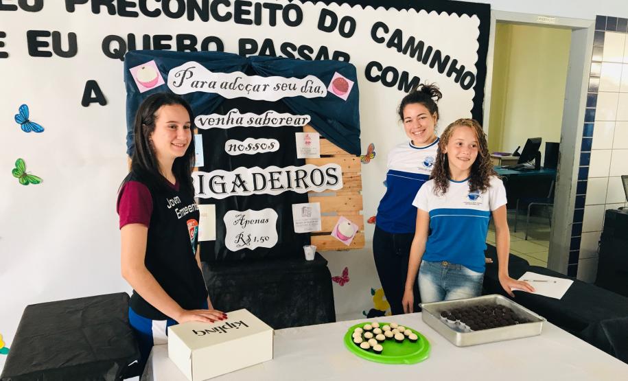 Nesta sexta-feira (22) foi realizada, no Colégio Estadual Professor Darcy José Costa, a Feira do Jovem Empreendedor do Programa Despertar, uma parceria entre o Sebrae e a Secretaria de Educação do Paraná.  O evento visa apresentar e comercializar produtos desenvolvidos pelos jovens ao longo de 2019 e reuniu centenas de estudantes e familiares.