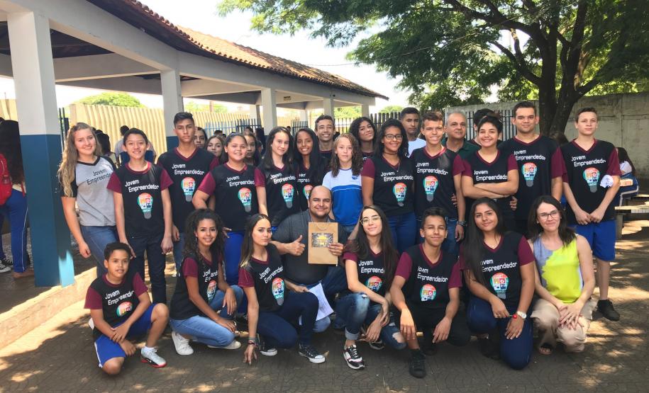 Nesta sexta-feira (22) foi realizada, no Colégio Estadual Professor Darcy José Costa, a Feira do Jovem Empreendedor do Programa Despertar, uma parceria entre o Sebrae e a Secretaria de Educação do Paraná.  O evento visa apresentar e comercializar produtos desenvolvidos pelos jovens ao longo de 2019 e reuniu centenas de estudantes e familiares.