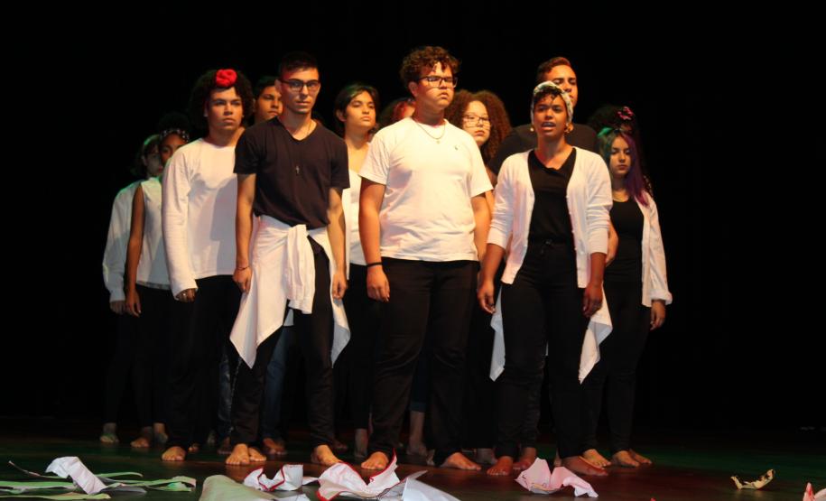 Com o tema  “Abordagens e aspectos sociais e pedagógicos sobre a presença indígena e negra no Paraná trabalhado pelas Equipes Multidisciplinares nas escolas”, a IV Mostra de Cultura e Arte do Núcleo Regional de Educação de Campo Mourão que aconteceu na manhã desta quinta feira (28) foi um sucesso!