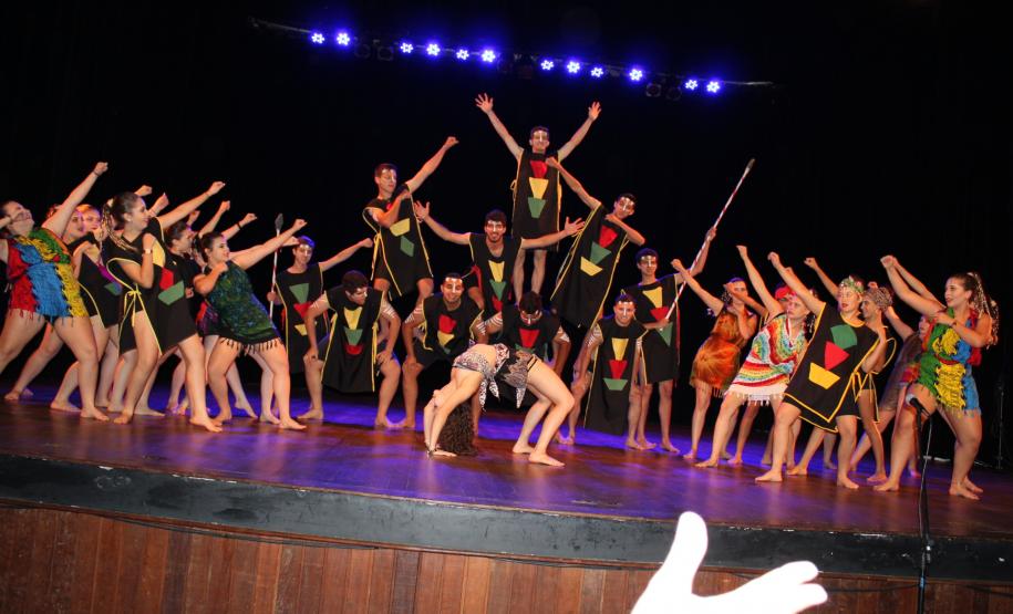 Com o tema  “Abordagens e aspectos sociais e pedagógicos sobre a presença indígena e negra no Paraná trabalhado pelas Equipes Multidisciplinares nas escolas”, a IV Mostra de Cultura e Arte do Núcleo Regional de Educação de Campo Mourão que aconteceu na manhã desta quinta feira (28) foi um sucesso!