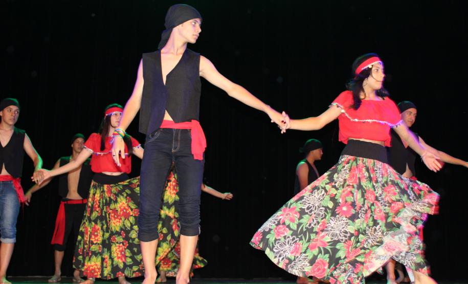 Com o tema  “Abordagens e aspectos sociais e pedagógicos sobre a presença indígena e negra no Paraná trabalhado pelas Equipes Multidisciplinares nas escolas”, a IV Mostra de Cultura e Arte do Núcleo Regional de Educação de Campo Mourão que aconteceu na manhã desta quinta feira (28) foi um sucesso!