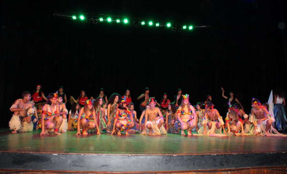 Com o tema  “Abordagens e aspectos sociais e pedagógicos sobre a presença indígena e negra no Paraná trabalhado pelas Equipes Multidisciplinares nas escolas”, a IV Mostra de Cultura e Arte do Núcleo Regional de Educação de Campo Mourão que aconteceu na manhã desta quinta feira (28) foi um sucesso!
