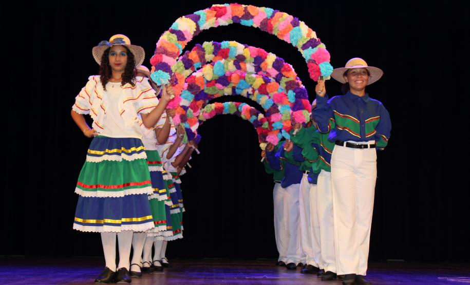 Com o tema  “Abordagens e aspectos sociais e pedagógicos sobre a presença indígena e negra no Paraná trabalhado pelas Equipes Multidisciplinares nas escolas”, a IV Mostra de Cultura e Arte do Núcleo Regional de Educação de Campo Mourão que aconteceu na manhã desta quinta feira (28) foi um sucesso!