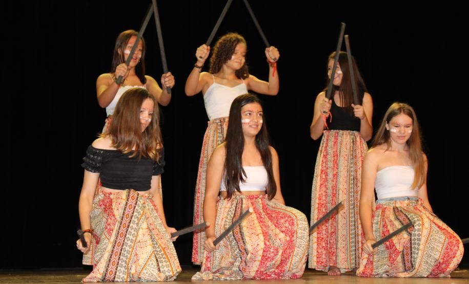 Com o tema  “Abordagens e aspectos sociais e pedagógicos sobre a presença indígena e negra no Paraná trabalhado pelas Equipes Multidisciplinares nas escolas”, a IV Mostra de Cultura e Arte do Núcleo Regional de Educação de Campo Mourão que aconteceu na manhã desta quinta feira (28) foi um sucesso!