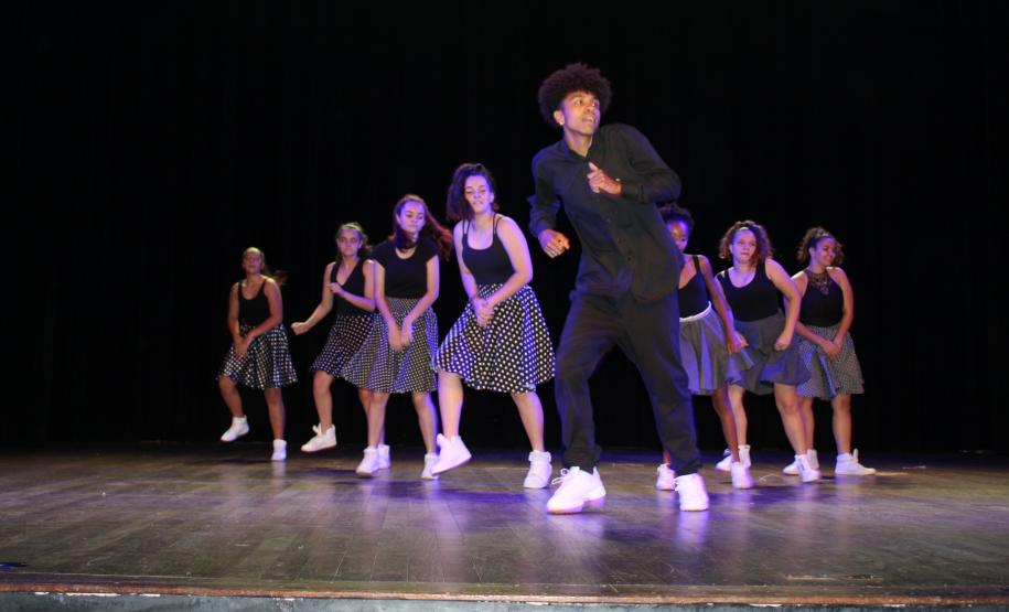 Com o tema  “Abordagens e aspectos sociais e pedagógicos sobre a presença indígena e negra no Paraná trabalhado pelas Equipes Multidisciplinares nas escolas”, a IV Mostra de Cultura e Arte do Núcleo Regional de Educação de Campo Mourão que aconteceu na manhã desta quinta feira (28) foi um sucesso!