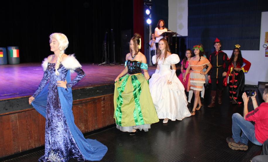 Com o tema  “Abordagens e aspectos sociais e pedagógicos sobre a presença indígena e negra no Paraná trabalhado pelas Equipes Multidisciplinares nas escolas”, a IV Mostra de Cultura e Arte do Núcleo Regional de Educação de Campo Mourão que aconteceu na manhã desta quinta feira (28) foi um sucesso!