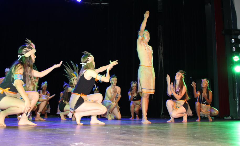 Com o tema  “Abordagens e aspectos sociais e pedagógicos sobre a presença indígena e negra no Paraná trabalhado pelas Equipes Multidisciplinares nas escolas”, a IV Mostra de Cultura e Arte do Núcleo Regional de Educação de Campo Mourão que aconteceu na manhã desta quinta feira (28) foi um sucesso!