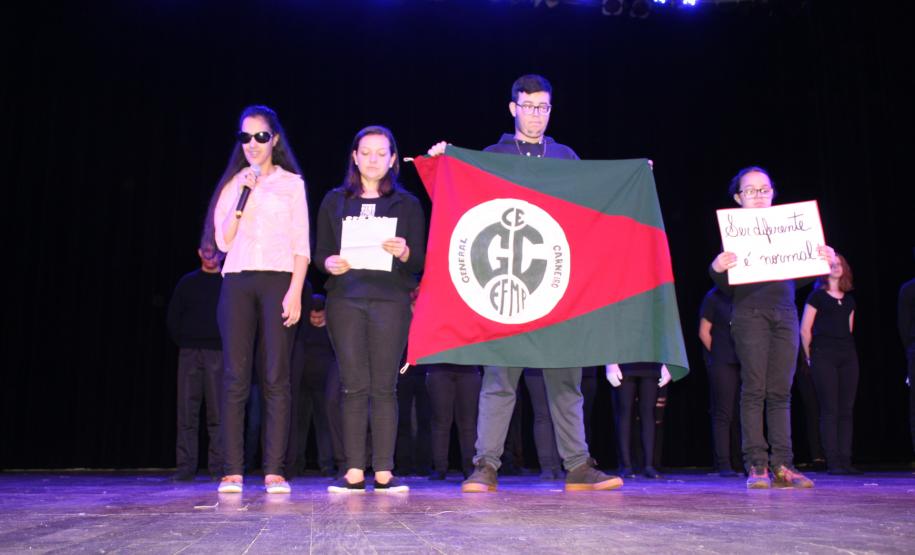 Com o tema  “Abordagens e aspectos sociais e pedagógicos sobre a presença indígena e negra no Paraná trabalhado pelas Equipes Multidisciplinares nas escolas”, a IV Mostra de Cultura e Arte do Núcleo Regional de Educação de Campo Mourão que aconteceu na manhã desta quinta feira (28) foi um sucesso!