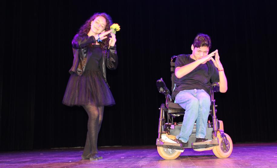 Com o tema  “Abordagens e aspectos sociais e pedagógicos sobre a presença indígena e negra no Paraná trabalhado pelas Equipes Multidisciplinares nas escolas”, a IV Mostra de Cultura e Arte do Núcleo Regional de Educação de Campo Mourão que aconteceu na manhã desta quinta feira (28) foi um sucesso!