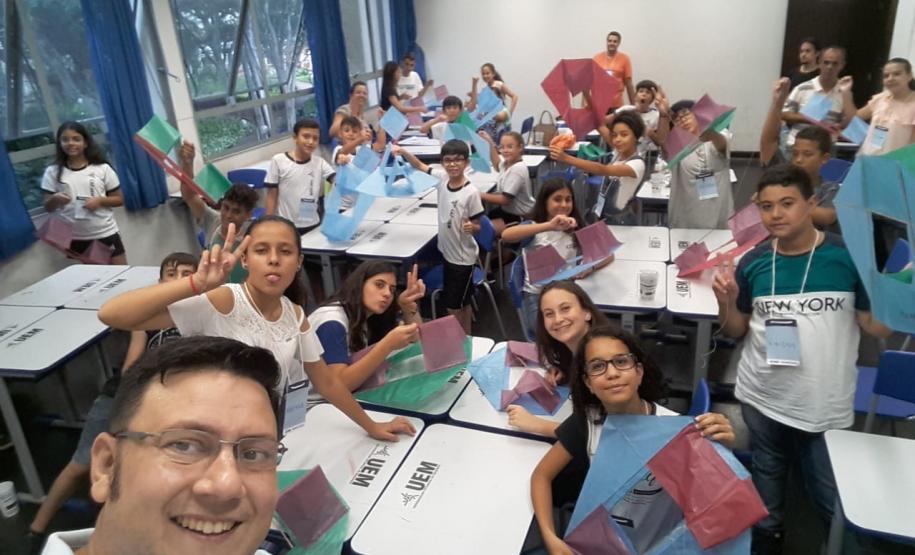 Está disponível na página da OBMEP – Olimpíada Brasileira de Matemática das Escolas Públicas (http://www.obmep.org.br/ ) a listagem dos premiados na 15ª Edição.

O NRE de Campo Mourão teve 65 alunos premiados, sendo dois medalhistas de bronze e 63 menções honrosas. 
Os diplomas de menção honrosa serão enviados para as escolas, junto com o material da 1ª fase da OBMEP 2020. Os demais prêmios serão entregues em cerimônias regionais organizadas pela OBMEP.