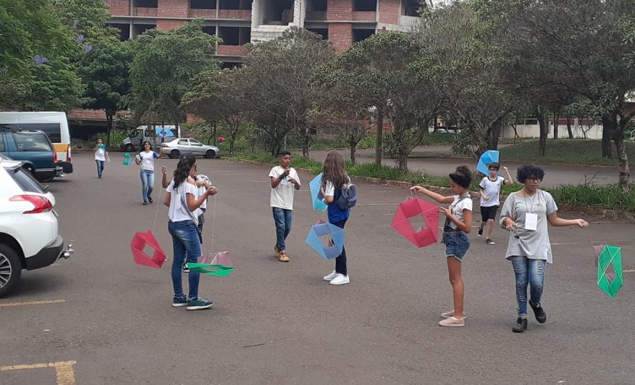 Está disponível na página da OBMEP – Olimpíada Brasileira de Matemática das Escolas Públicas (http://www.obmep.org.br/ ) a listagem dos premiados na 15ª Edição.

O NRE de Campo Mourão teve 65 alunos premiados, sendo dois medalhistas de bronze e 63 menções honrosas. 
Os diplomas de menção honrosa serão enviados para as escolas, junto com o material da 1ª fase da OBMEP 2020. Os demais prêmios serão entregues em cerimônias regionais organizadas pela OBMEP.