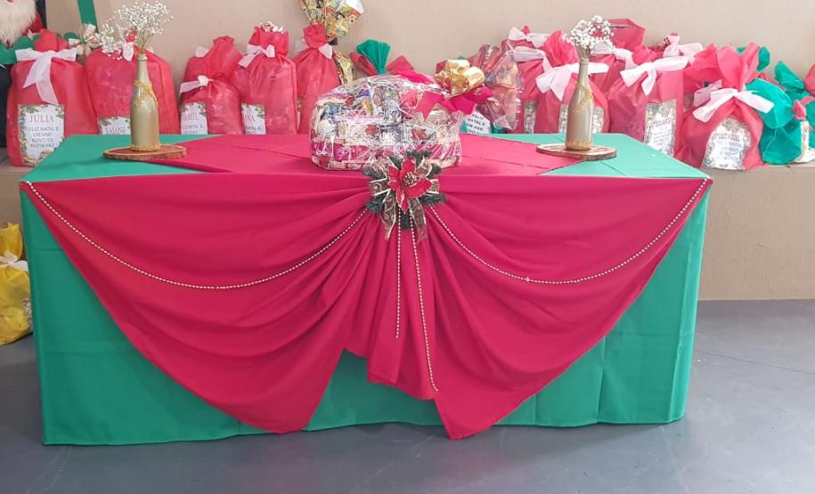 A Escola Professora Hilda Veitas Educação Infantil, Ensino Fundamental anos iniciais e EJA, na modalidade de Educação Especial, cuja mantenedora é a Associação de Pais e Amigos dos Excepcionais-APAE de Engenheiro Beltrão, promoveu neste dia dezessete de dezembro de dois mil e dezenove, as dezenove horas, sua tradicional confraternização com alunos, pais e demais autoridades que se fizeram presentes no evento