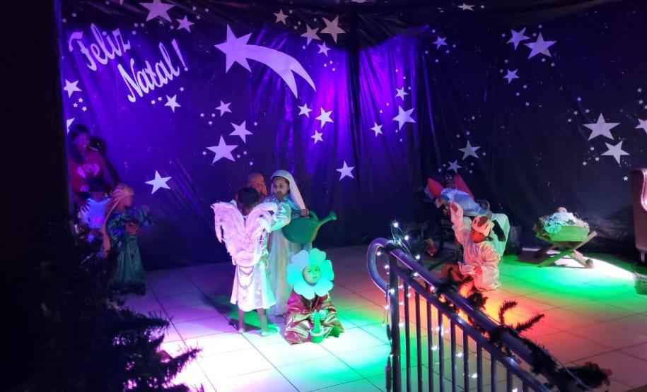 A Escola Professora Hilda Veitas Educação Infantil, Ensino Fundamental anos iniciais e EJA, na modalidade de Educação Especial, cuja mantenedora é a Associação de Pais e Amigos dos Excepcionais-APAE de Engenheiro Beltrão, promoveu neste dia dezessete de dezembro de dois mil e dezenove, as dezenove horas, sua tradicional confraternização com alunos, pais e demais autoridades que se fizeram presentes no evento