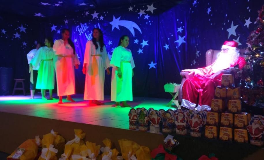 A Escola Professora Hilda Veitas Educação Infantil, Ensino Fundamental anos iniciais e EJA, na modalidade de Educação Especial, cuja mantenedora é a Associação de Pais e Amigos dos Excepcionais-APAE de Engenheiro Beltrão, promoveu neste dia dezessete de dezembro de dois mil e dezenove, as dezenove horas, sua tradicional confraternização com alunos, pais e demais autoridades que se fizeram presentes no evento