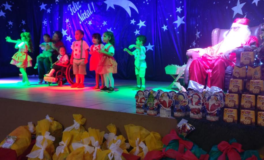 A Escola Professora Hilda Veitas Educação Infantil, Ensino Fundamental anos iniciais e EJA, na modalidade de Educação Especial, cuja mantenedora é a Associação de Pais e Amigos dos Excepcionais-APAE de Engenheiro Beltrão, promoveu neste dia dezessete de dezembro de dois mil e dezenove, as dezenove horas, sua tradicional confraternização com alunos, pais e demais autoridades que se fizeram presentes no evento