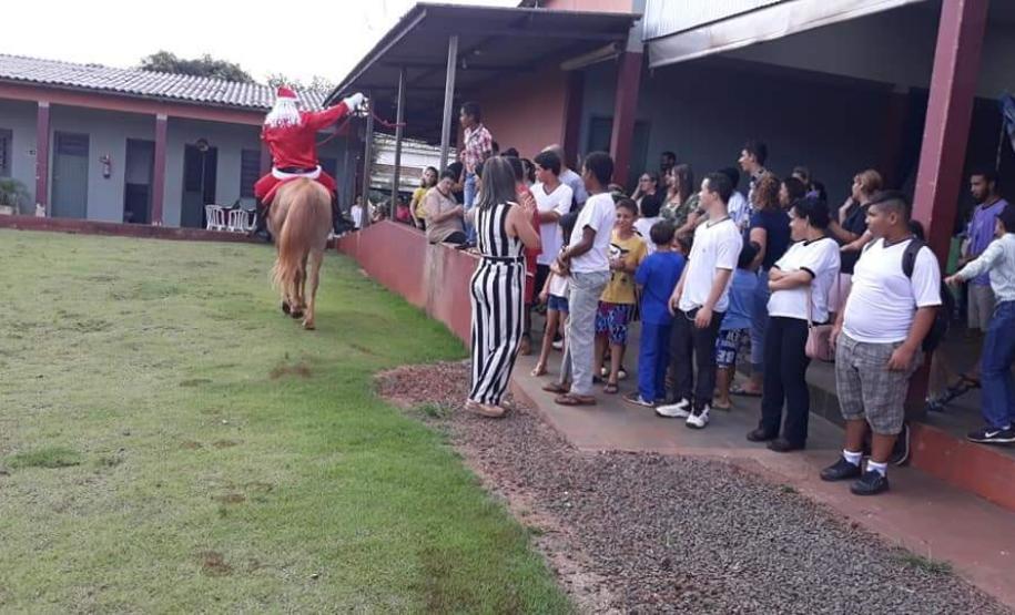 Aconteceu no dia 18 de dezembro de 2019 na Escola Santa Teresinha – EIEF – Modalidade Educação Especial – Mantida pela Associação de Pais e Amigos dos Excepcionais de Campina da Lagoa-Pr e jurisdicionada ao Núcleo Regional de Campo Mourão-Pr ,a solenidade de Formatura dos alunos da Educação Infantil – Pré Escolar e Festa de Natal.
