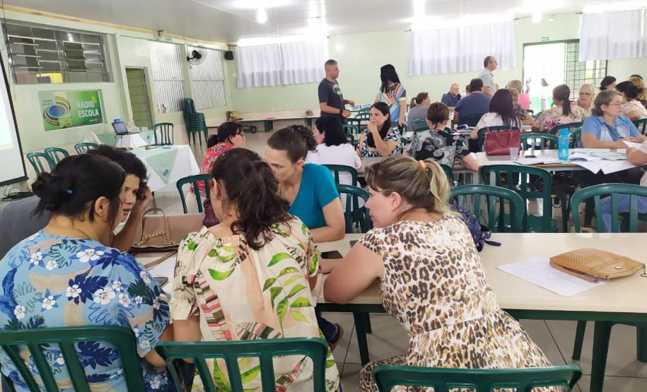 NRE Campo Mourão realiza formação com equipe pedagógica das escolas, a partir do desenvolvimento de atividades práticas com os documentos norteadores da organização curricular, bem como plano de nivelamento a ser promovido noa primeiros 15 dias das aulas em todas as disciplinas.