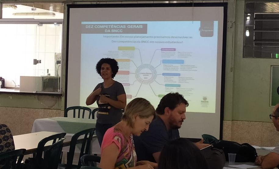 NRE Campo Mourão realiza formação com equipe pedagógica das escolas, a partir do desenvolvimento de atividades práticas com os documentos norteadores da organização curricular, bem como plano de nivelamento a ser promovido noa primeiros 15 dias das aulas em todas as disciplinas.