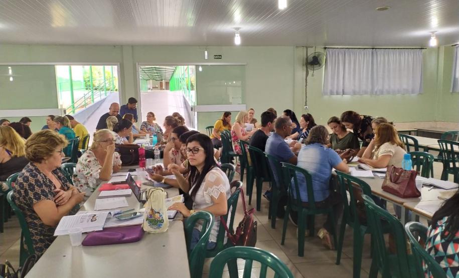 NRE Campo Mourão realiza formação com equipe pedagógica das escolas, a partir do desenvolvimento de atividades práticas com os documentos norteadores da organização curricular, bem como plano de nivelamento a ser promovido noa primeiros 15 dias das aulas em todas as disciplinas.