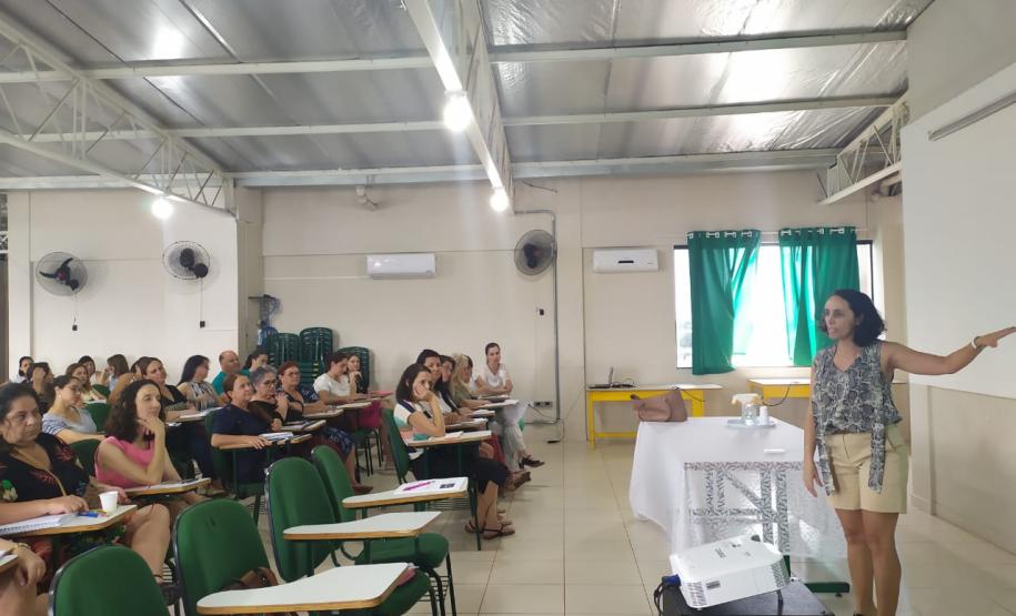 NRE Campo Mourão realiza formação com equipe pedagógica das escolas, a partir do desenvolvimento de atividades práticas com os documentos norteadores da organização curricular, bem como plano de nivelamento a ser promovido noa primeiros 15 dias das aulas em todas as disciplinas.