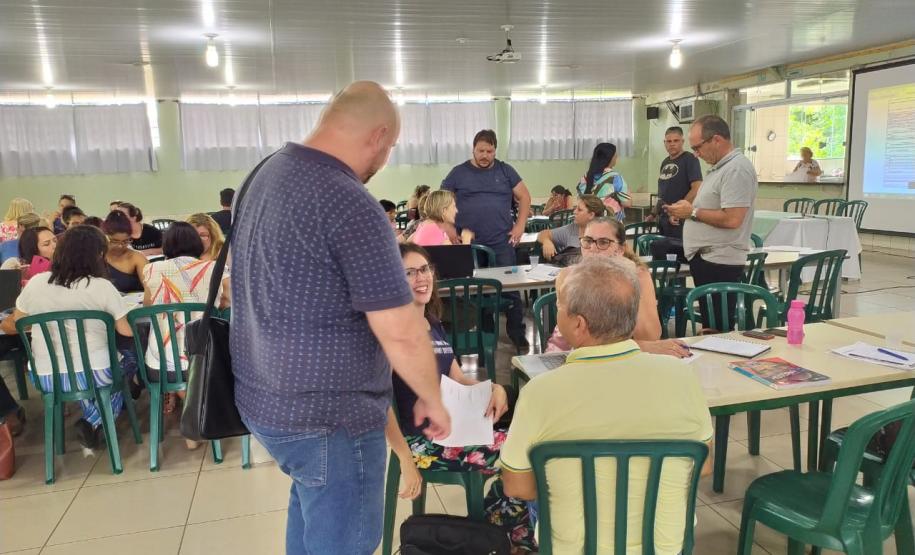 NRE Campo Mourão realiza formação com equipe pedagógica das escolas, a partir do desenvolvimento de atividades práticas com os documentos norteadores da organização curricular, bem como plano de nivelamento a ser promovido noa primeiros 15 dias das aulas em todas as disciplinas.
