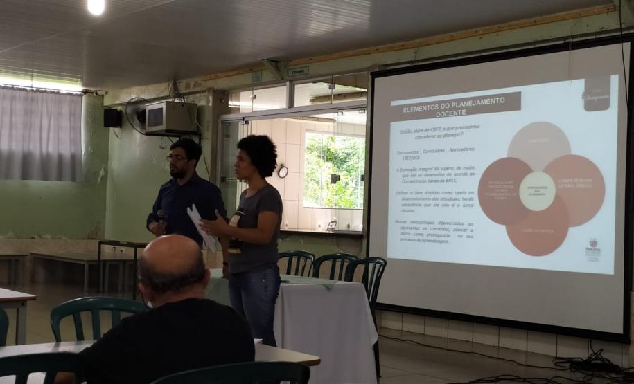 NRE Campo Mourão realiza formação com equipe pedagógica das escolas, a partir do desenvolvimento de atividades práticas com os documentos norteadores da organização curricular, bem como plano de nivelamento a ser promovido noa primeiros 15 dias das aulas em todas as disciplinas.