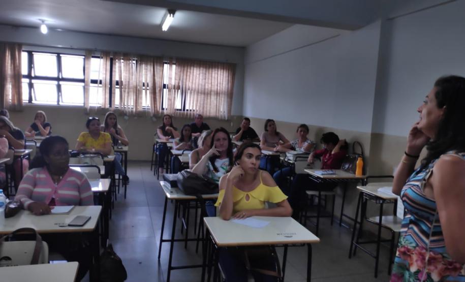Momento de estudos a partir dos documentos norteadores para a educação básica, com os professores em planejamento para o processo de nivelamento que será oportunizado aos estudante no início do ano letivo de 2020