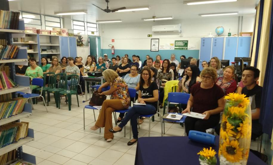 Momento de estudos a partir dos documentos norteadores para a educação básica, com os professores em planejamento para o processo de nivelamento que será oportunizado aos estudante no início do ano letivo de 2020